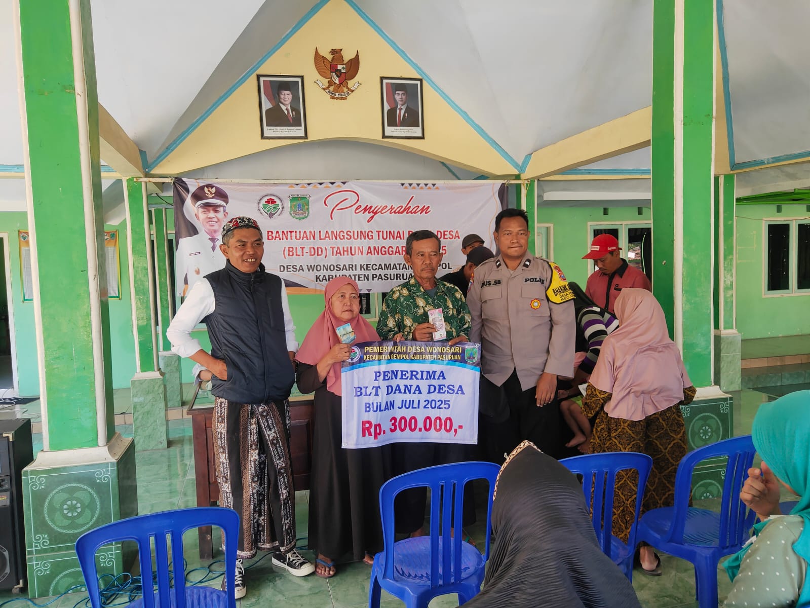 Gambar Penyaluran BLT Dana Desa 2025: 30 Keluarga Penerima Manfaat di Desa Wonosari Sambut Bantuan